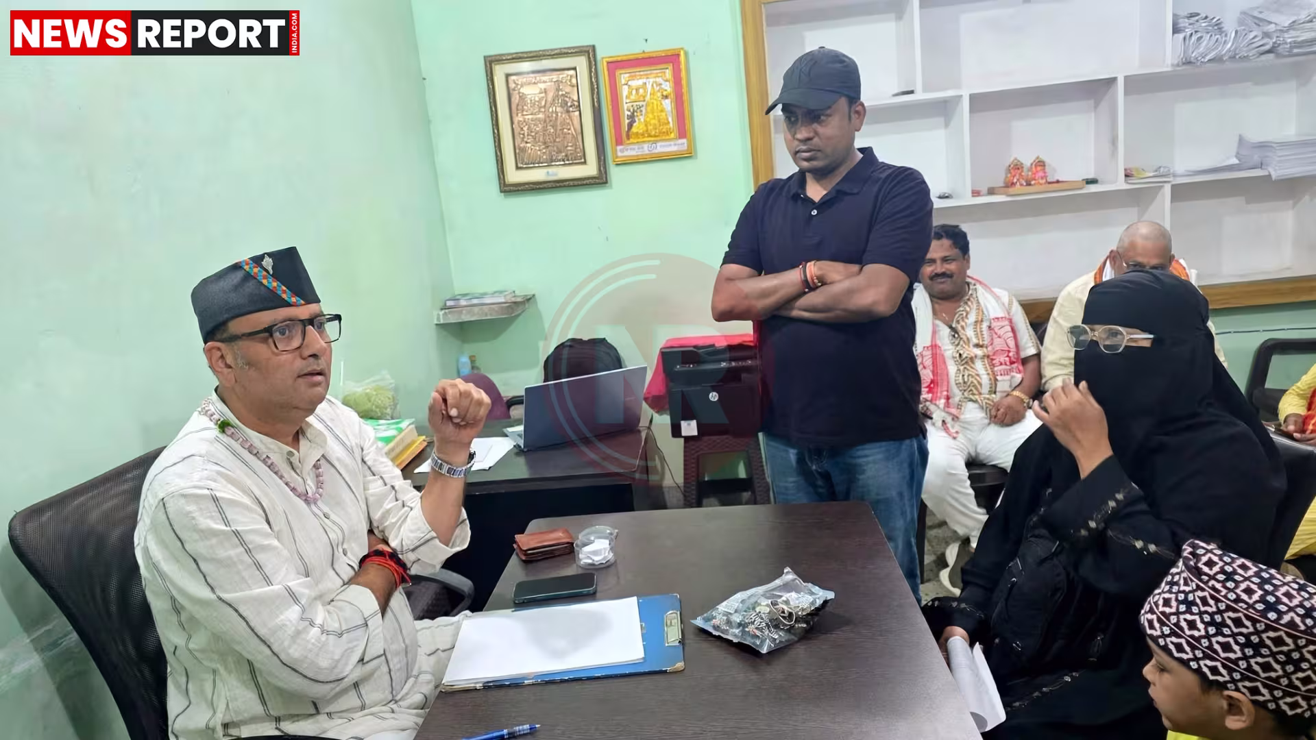 विधायक सौरभ श्रीवास्तव जनसुनवाई में जनता से संवाद करते हुए