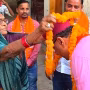 विधायक सौरभ श्रीवास्तव तपोवन के प्राचीन काली मंदिर में दर्शन करते हुए या स्थानीय लोगों से बातचीत करते हुए