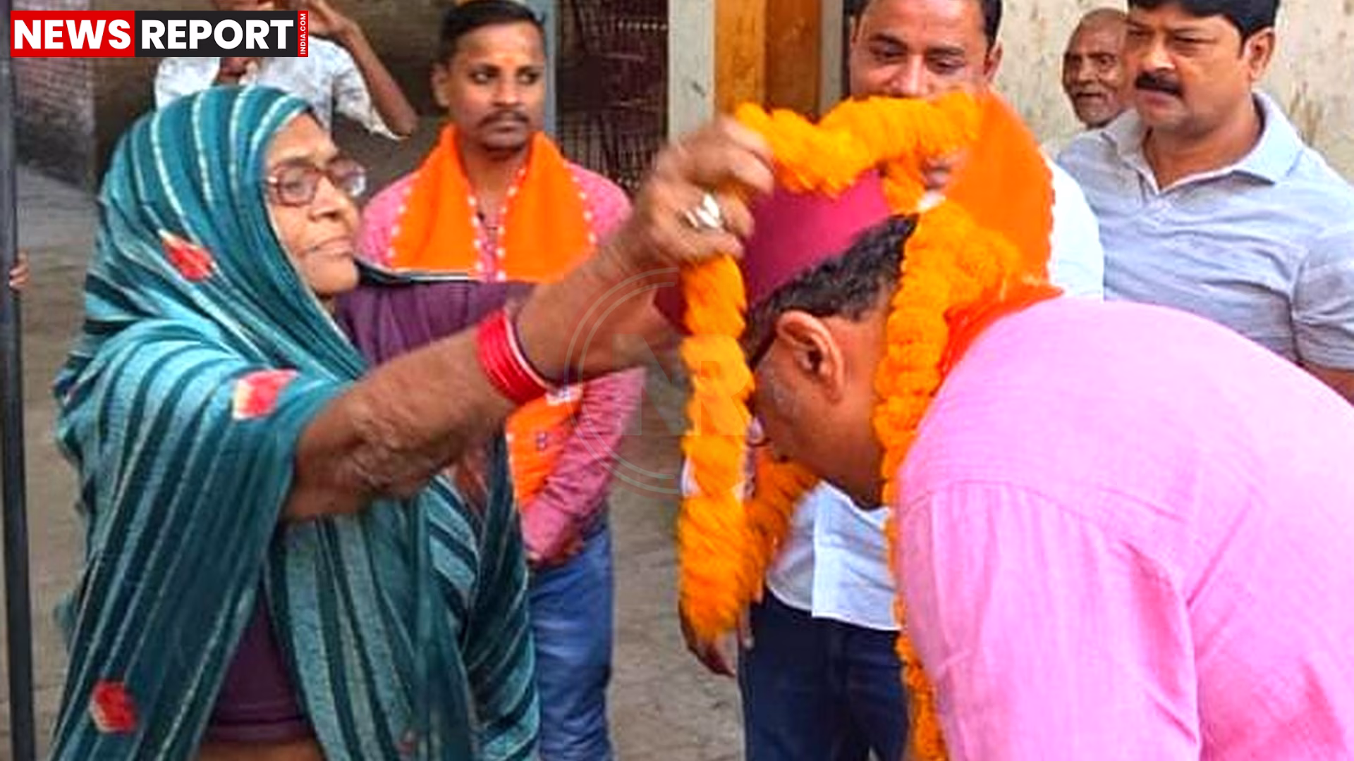 विधायक सौरभ श्रीवास्तव तपोवन के प्राचीन काली मंदिर में दर्शन करते हुए या स्थानीय लोगों से बातचीत करते हुए