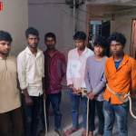 मोतिहारी में पुलिस वाहन या पुलिस स्टेशन के बाहर की तस्वीर, जो अपराध की जांच को दर्शाती है।