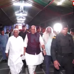 रक्षा मंत्री राजनाथ सिंह और सीएम योगी आदित्यनाथ वाराणसी एयरपोर्ट पर, भाजपा नेता स्वागत करते हुए।