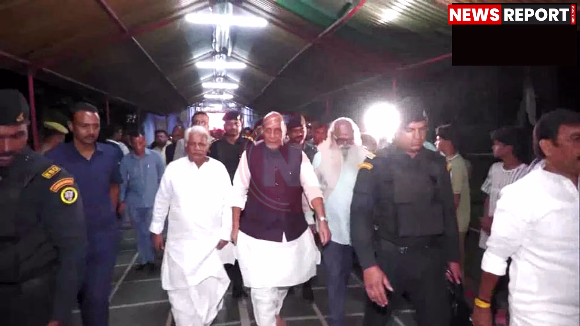 रक्षा मंत्री राजनाथ सिंह और सीएम योगी आदित्यनाथ वाराणसी एयरपोर्ट पर, भाजपा नेता स्वागत करते हुए।