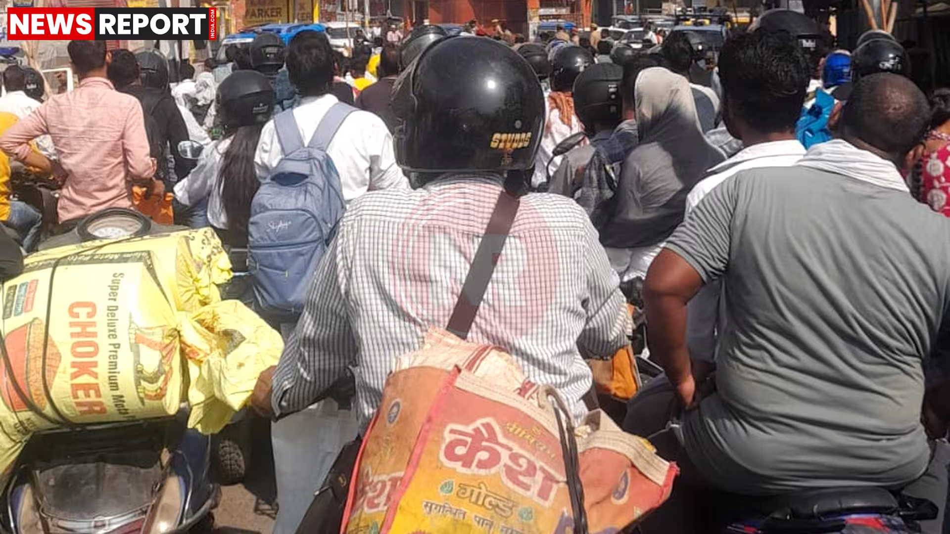 वाराणसी में एयर शो के दौरान जाम में फंसी वाहनों की लंबी कतार, सड़क पर खड़े लोग और यातायात नियंत्रित करते पुलिसकर्मी।