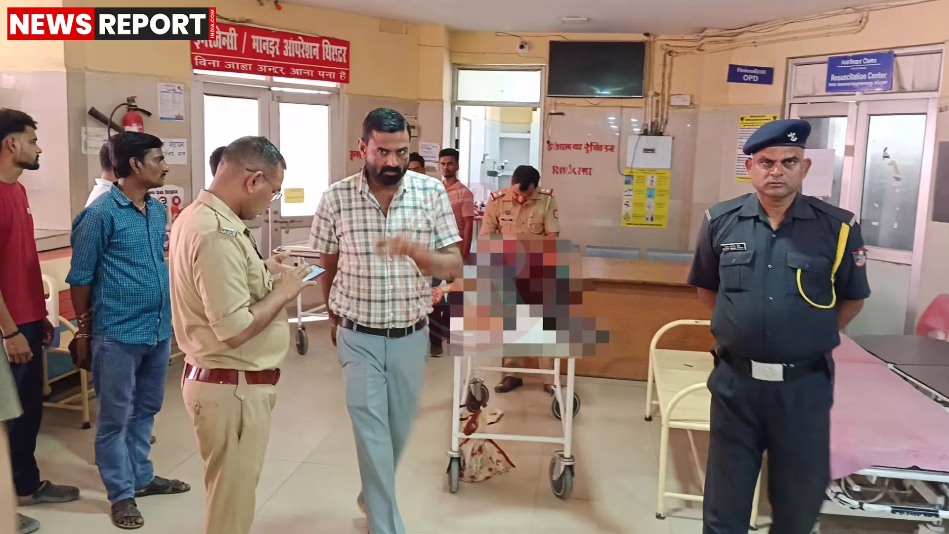 वाराणसी में चीनी मांझे से गला कटा हुआ व्यक्ति सड़क पर गिरा हुआ, आसपास भीड़।