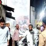 पुलिस अधिकारी जब्त की गई पटाखा निर्माण सामग्री का निरीक्षण करते हुए