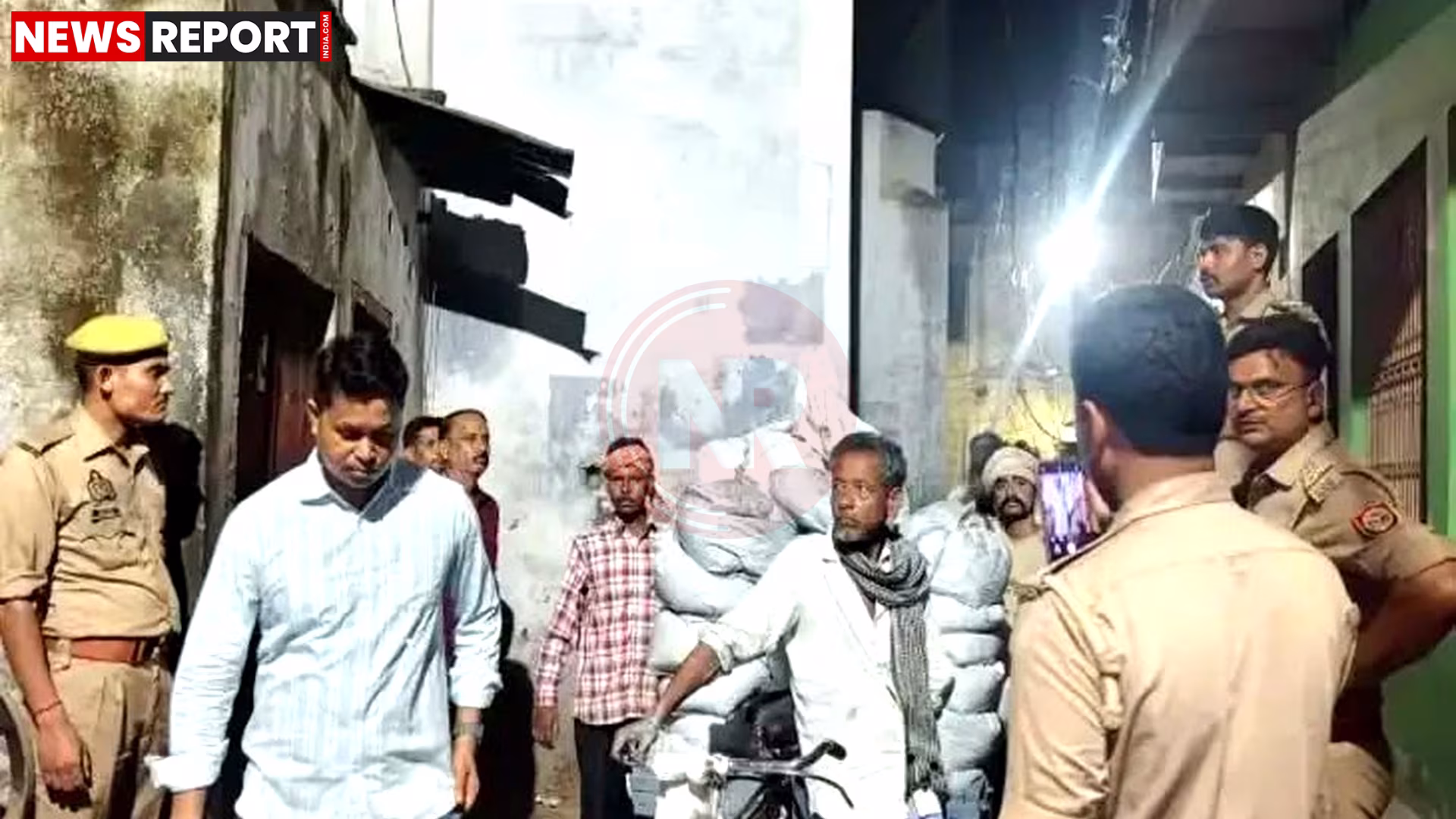 पुलिस अधिकारी जब्त की गई पटाखा निर्माण सामग्री का निरीक्षण करते हुए