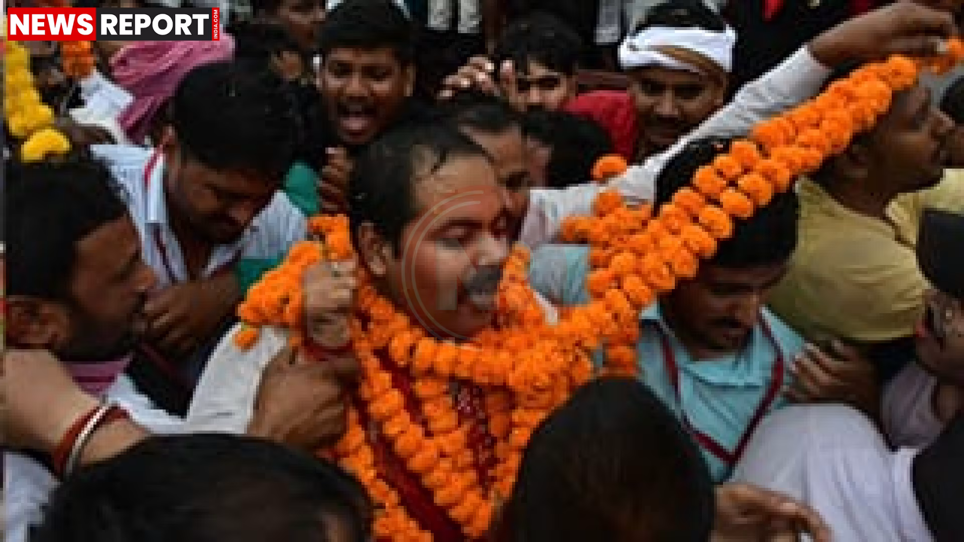 वाराणसी स्नातक एमएलसी चुनाव में जीत के बाद आशुतोष सिन्हा समर्थकों के साथ जश्न मनाते हुए।