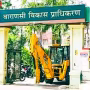 वाराणसी में एक निर्माणाधीन होटल के सामने VDA टीम बुलडोजर के साथ, जहां हाईकोर्ट का स्टे आदेश दिखाया जा रहा है।