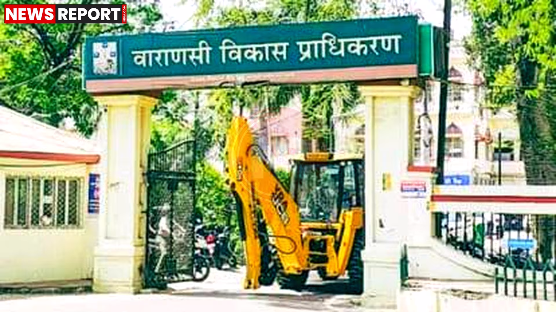 वाराणसी में एक निर्माणाधीन होटल के सामने VDA टीम बुलडोजर के साथ, जहां हाईकोर्ट का स्टे आदेश दिखाया जा रहा है।