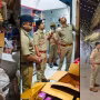 वाराणसी के खोजवा में पुलिस द्वारा कपड़े की दुकान से भारी मात्रा में अवैध पटाखे बरामद किए गए।