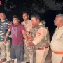 पैगंबरपुर विस्फोट स्थल पर पुलिस और मलबे के पास घायल राजू खान