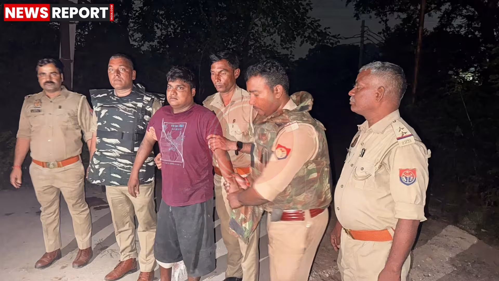 पैगंबरपुर विस्फोट स्थल पर पुलिस और मलबे के पास घायल राजू खान