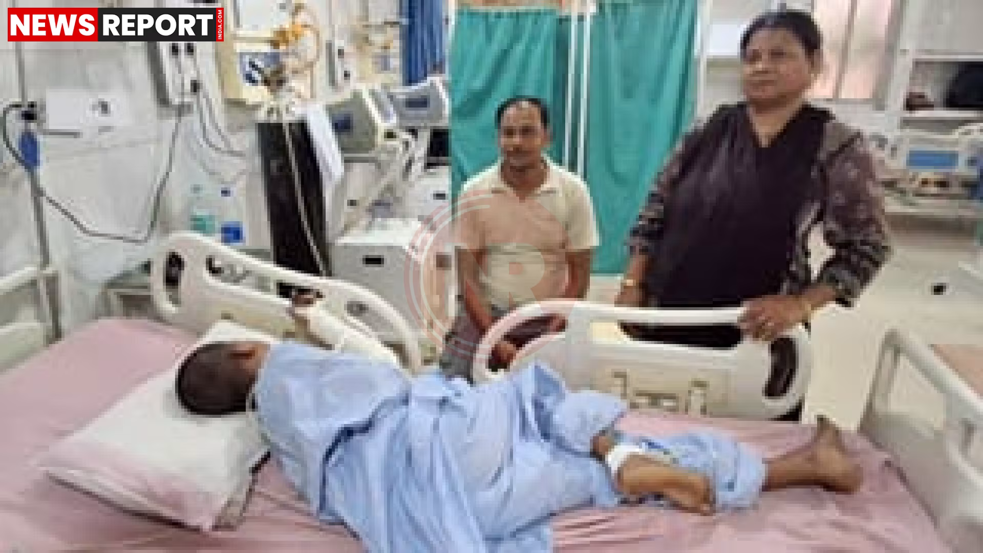 वाराणसी के पैगंबरपुर में हुए पटाखा विस्फोट के बाद का दृश्य या अस्पताल में घायल परिवार के सदस्य