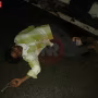 पुलिस मुठभेड़ के बाद घायल बदमाश राज विश्वकर्मा को पकड़े हुए पुलिसकर्मी और मौके पर मौजूद उच्चाधिकारी।