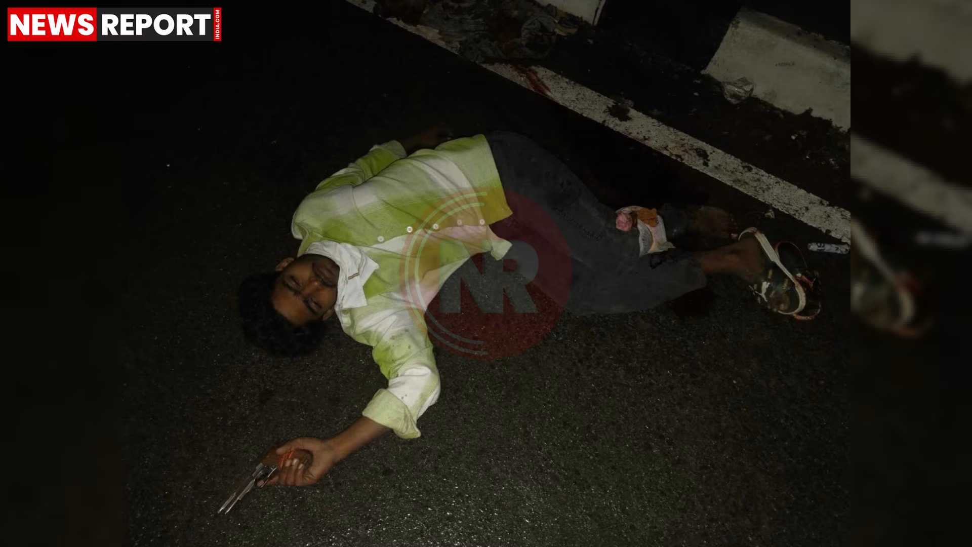 पुलिस मुठभेड़ के बाद घायल बदमाश राज विश्वकर्मा को पकड़े हुए पुलिसकर्मी और मौके पर मौजूद उच्चाधिकारी।