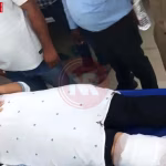 वाराणसी के एसबीआई बैंक के बाहर पुलिस और लोगों की भीड़, जहां गोली लगने की घटना हुई।
