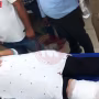 वाराणसी के एसबीआई बैंक के बाहर पुलिस और लोगों की भीड़, जहां गोली लगने की घटना हुई।