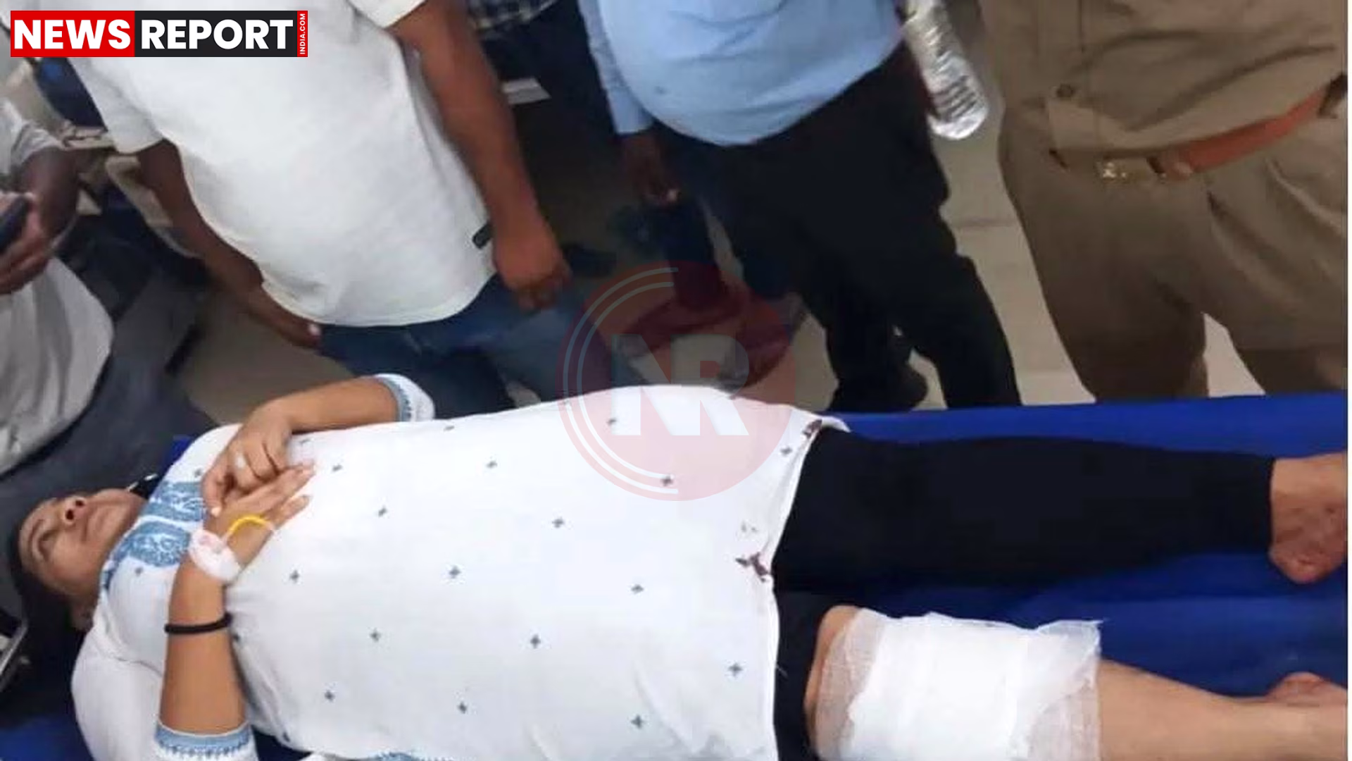 वाराणसी के एसबीआई बैंक के बाहर पुलिस और लोगों की भीड़, जहां गोली लगने की घटना हुई।