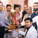 भाजपा अध्यक्ष नितिन नवीन और पंकज चौधरी 'सेवा संकल्प ट्रॉफी' का अनावरण करते हुए, साथ में दिव्यांग क्रिकेटर।