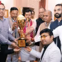 भाजपा अध्यक्ष नितिन नवीन और पंकज चौधरी 'सेवा संकल्प ट्रॉफी' का अनावरण करते हुए, साथ में दिव्यांग क्रिकेटर।