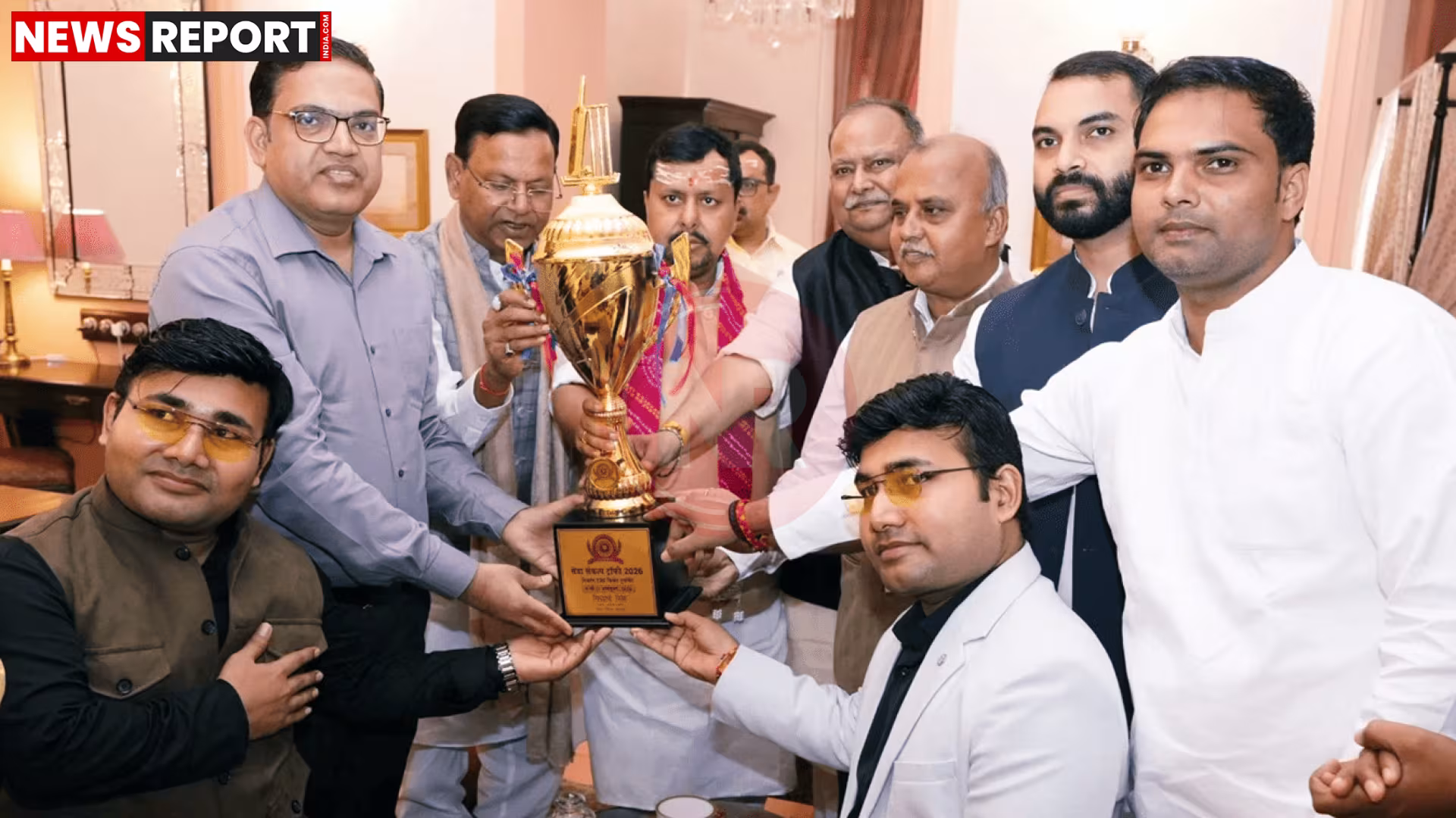भाजपा अध्यक्ष नितिन नवीन और पंकज चौधरी 'सेवा संकल्प ट्रॉफी' का अनावरण करते हुए, साथ में दिव्यांग क्रिकेटर।